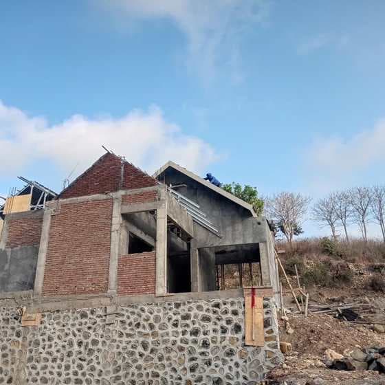 Cinta structure above completed wall